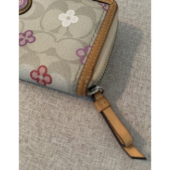 Coach Peyton Clover Signature Accordion zip around wallet canvas & leather - Picture 8 of 11